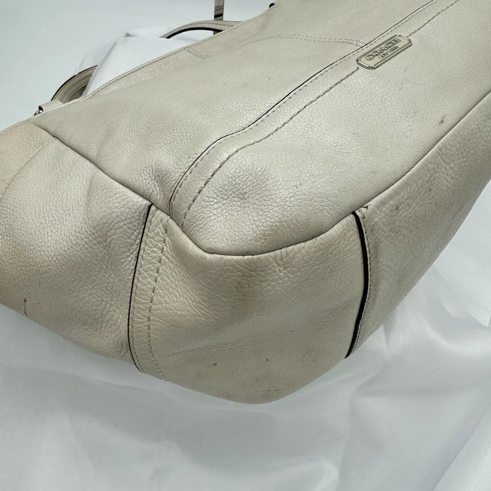 COACH PARK LEATHER CARRIE TOTE SILVER & PARCHMENT‎ F23284
